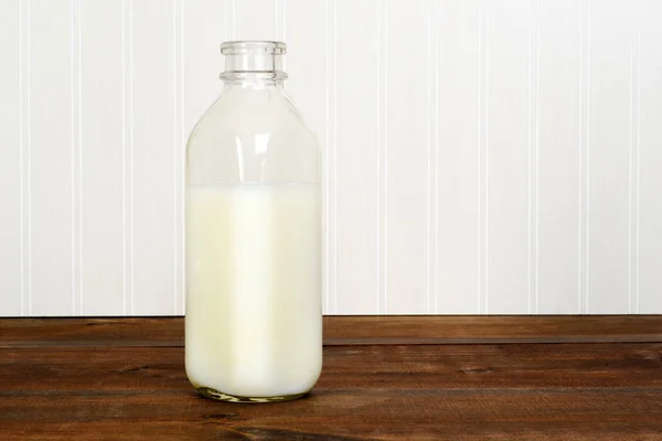 Primer plano botella clásica de leche —  Fotos de Stock