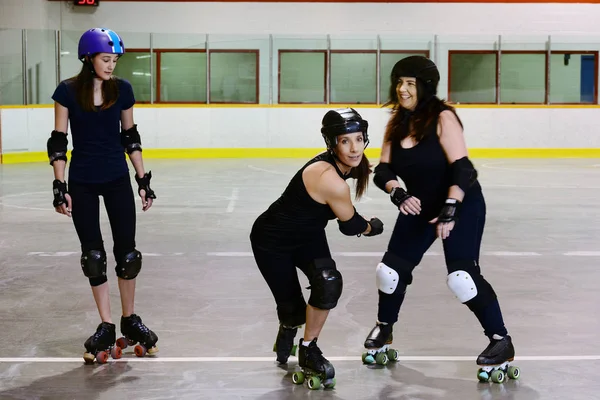 Roller derby girls skupić się na centrum skater — Zdjęcie stockowe