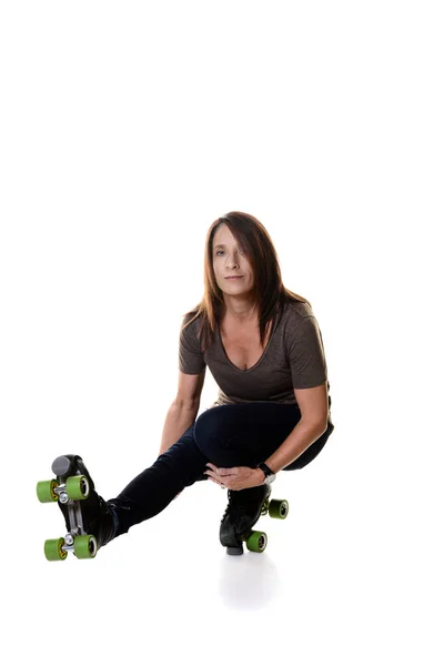 Mulher atirando o pato em patins quad roller — Fotografia de Stock