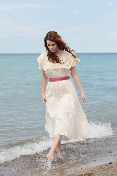 Vintage woman playing on the beach — Stock Photo, Image