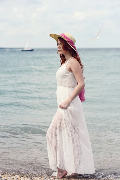 Woman walking on the beach in white lace dress — Stock Photo, Image