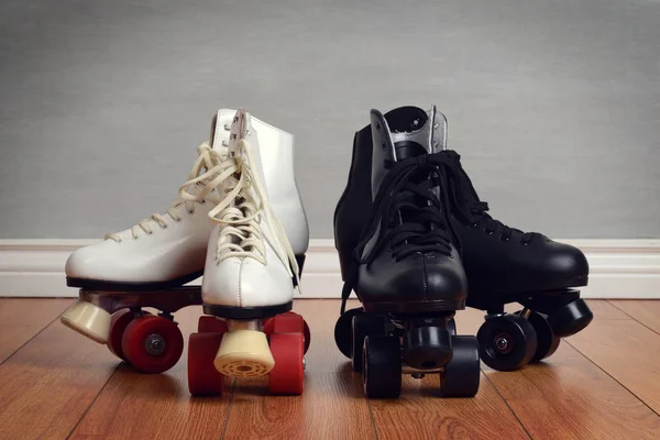 Frauen und Männer Quad-Rollschuhe auf Holz — Stockfoto