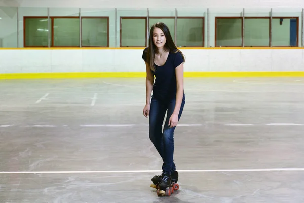 Hembra adolescente haciendo t parada en quad patines — Foto de Stock