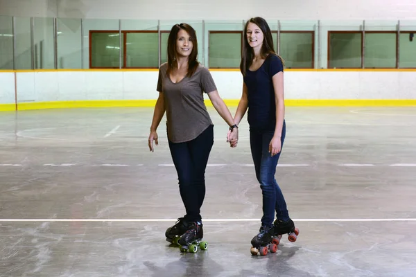 Matka dcera quad roller skating zaměření na matku — Stock fotografie