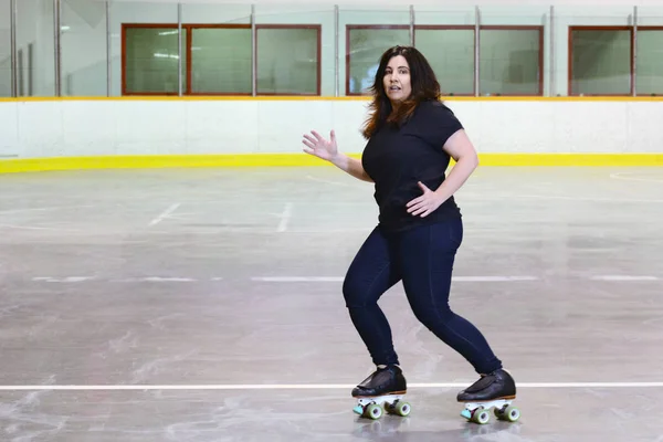 Femme dansant sur des patins à roulettes quad — Photo