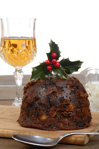 Närbild små engelska christmas pudding med sked — Stockfoto