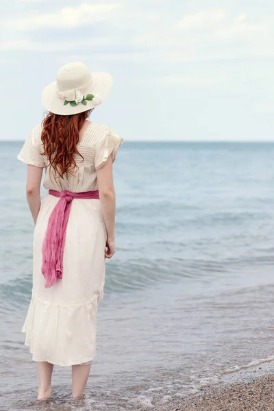 Baksidan av vintage kvinna vid havet — Stockfoto