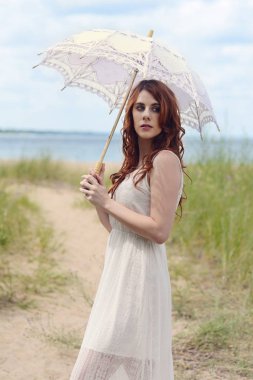 şemsiye beach izinde olan Kızıl saçlı kadın