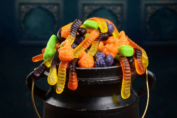 Zbliżenie halloween candy w kotle — Zdjęcie stockowe