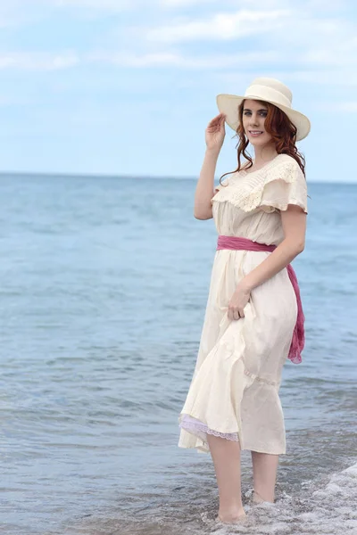 plajda suda duran vintage kadın