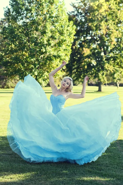 Kvinna balettdansare Dans i parken — Stockfoto