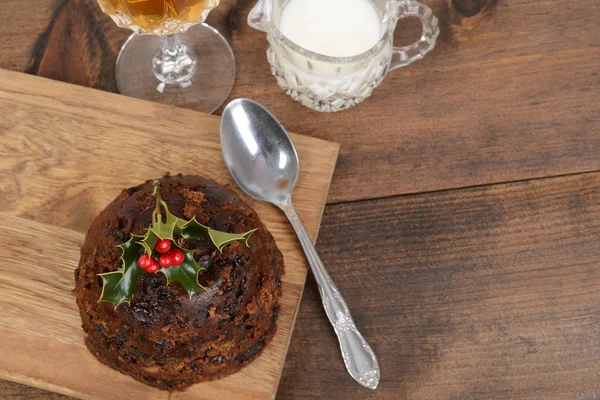 Ovanifrån jul brandy pudding med holly — Stockfoto