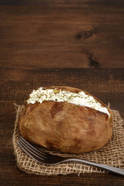 Närbild gräddfil och gräslök bakad potatis — Stockfoto