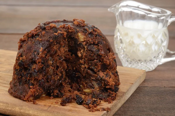 Närbild christmas pudding på trä skärbräda — Stockfoto