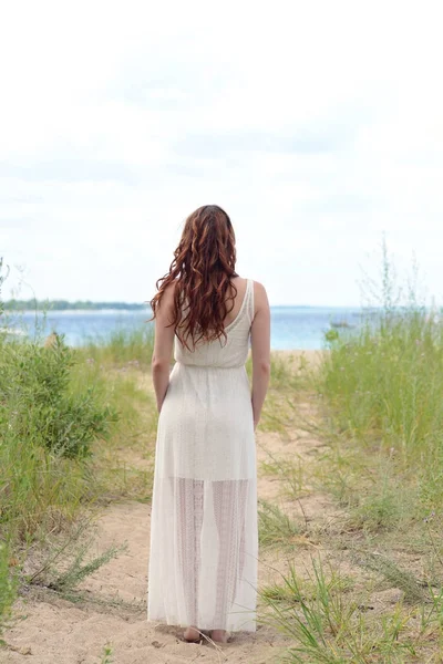 Achterkant Roodharige Vrouw Met Kant Jurk Strand Pad — Stockfoto