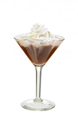 krem şanti ile izole çikolatalı martini