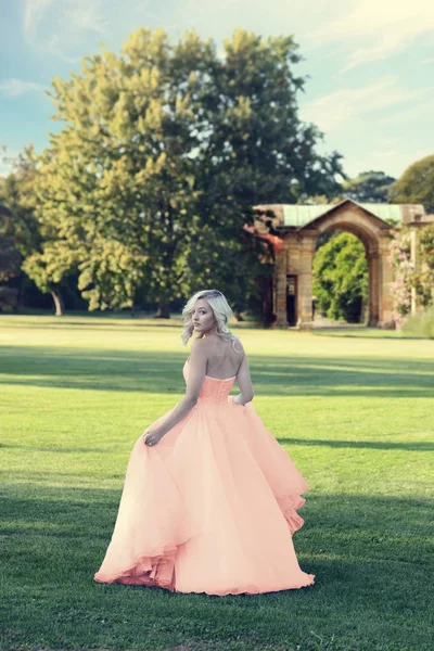 Mulher Loira Cor Pêssego Tule Vestido Bola Andando Jardim Formal — Fotografia de Stock