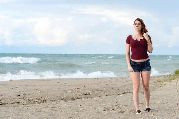 Donna Che Cammina Sulla Spiaggia Dopo Una Tempesta — Foto Stock