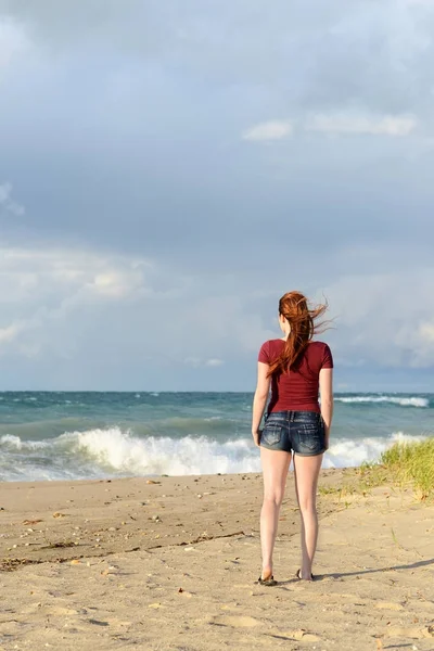 Back Redhead Woman Beach Storm — Stock Photo, Image