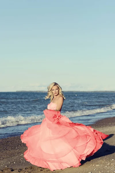 Kobieta Czerwone Tiulowa Sukienka Taniec Plaży — Zdjęcie stockowe