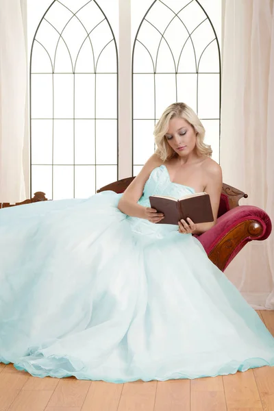 Mujer Vestido Noche Sentado Sofá Libro Lectura —  Fotos de Stock