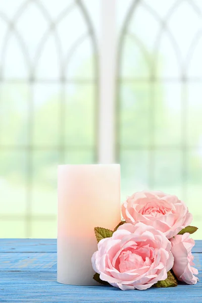 Vela Con Rosas Rosadas Sobre Mesa Madera Azul —  Fotos de Stock
