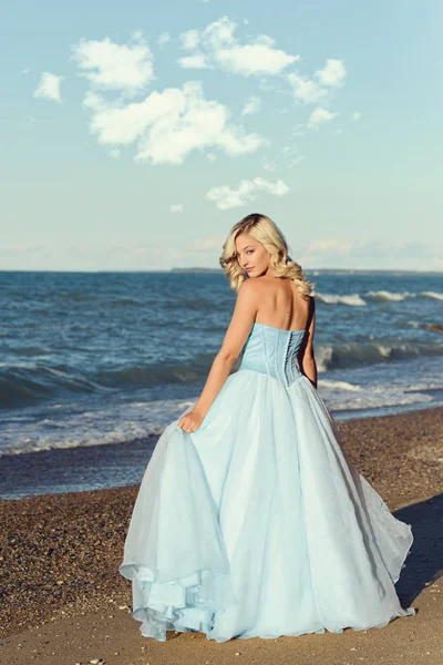 Vrouw Met Blauwe Avondjurk Het Strand — Stockfoto