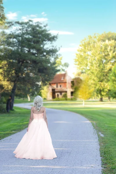 Mujer Vestido Tul Por Noche Caminando Por Camino Casa Finca — Foto de Stock