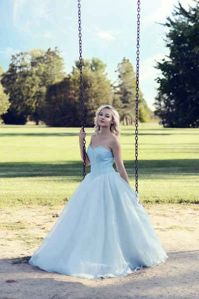 Mulher Loira Vestido Azul Jogando Balanço — Fotografia de Stock