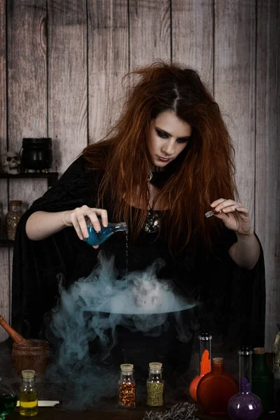 Bruxa Derramando Veneno Sua Poção Mágica Com Crânio Nevoeiro — Fotografia de Stock