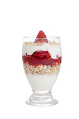 Beyaz arka plan üzerinde izole çilekli parfe 