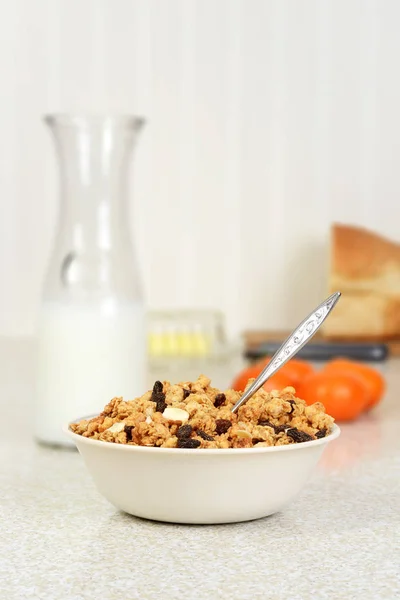 Primo Piano Ciotola Granola Uva Passa Mandorla Cereali Con Cucchiaio — Foto Stock