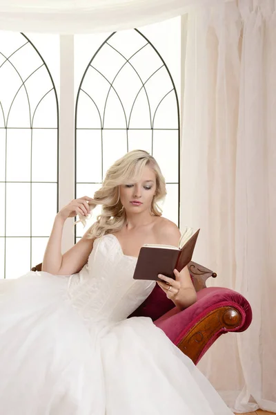 Mujer Vestido Noche Leyendo Libro Jugando Con Pelo —  Fotos de Stock