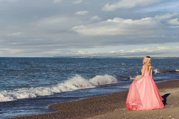 在海滩的红色舞会礼服的妇女 — 图库照片