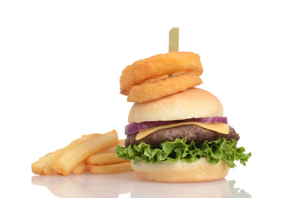 Hamburger Und Pommes Mit Zwiebelringen Obendrauf — Stockfoto