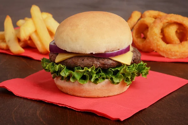 Крупный План Гамбургера Картошкой Фри Луковыми Кольцами — стоковое фото