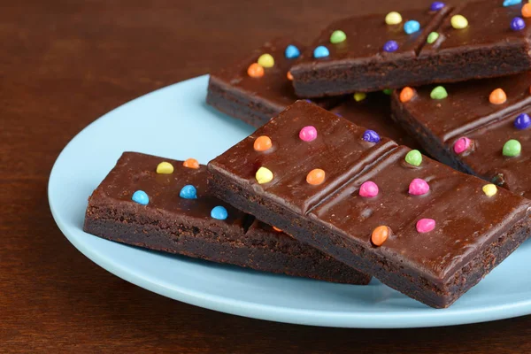 Nahaufnahme Schokolade Fudge Brownies Mit Bonbons Auf Blauem Teller — Stockfoto
