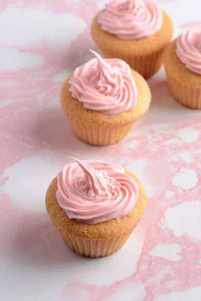 大理石桌上的粉色纸杯蛋糕 — 图库照片