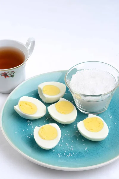 塩でゆで卵をスライス — ストック写真