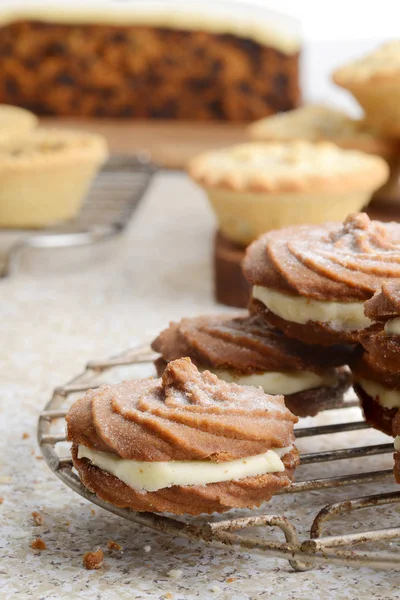 Yakın Plan Zencefilli Çörek Girdaplı Kurabiye Arka Planda Noel Pastası — Stok fotoğraf