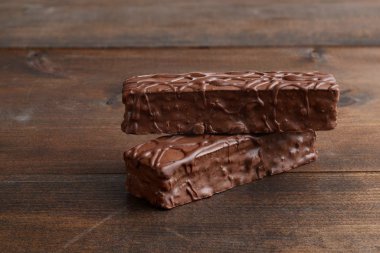 Tahtada iki çikolatalı kek.