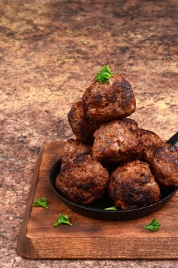 Bir yığın ev yapımı köfte.