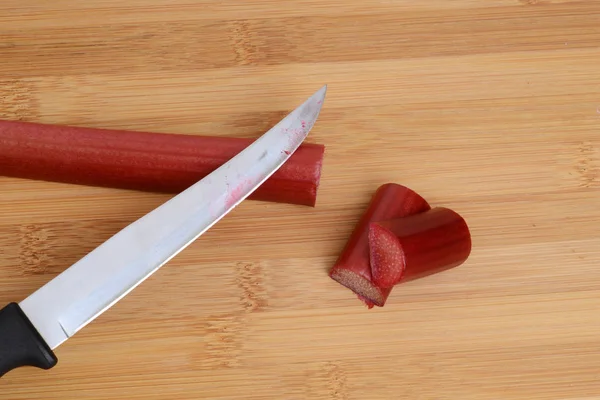Draufsicht Auf Geschnittenen Rhabarber Mit Einem Messer — Stockfoto