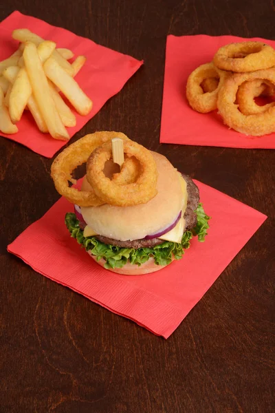 Pohled Shora Hamburger Cibulovými Kroužky Nahoře — Stock fotografie
