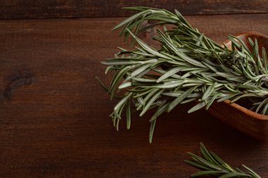 Ahşap bir kasede biberiye.