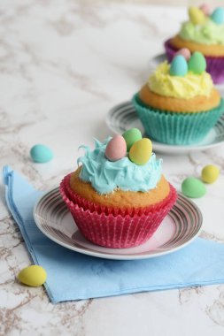 Minik yumurtalı paskalya kekleri.