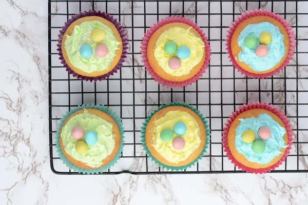 Cupcakes Pâques Avec Oeufs Refroidissant Sur Grille Métallique — Photo
