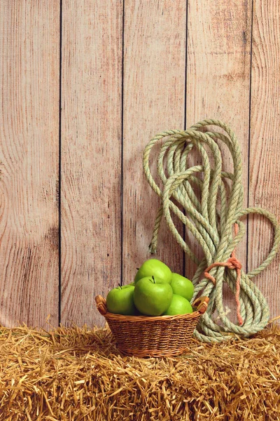ロープのついた籠の中の緑のりんご — ストック写真