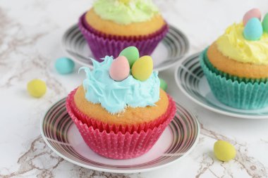 Kapalı Paskalya keki, mavi kremalı ve mini yumurtalı.