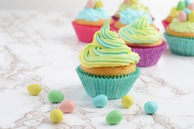 Paskalya kekleri ve çikolatalı mini yumurtalar.